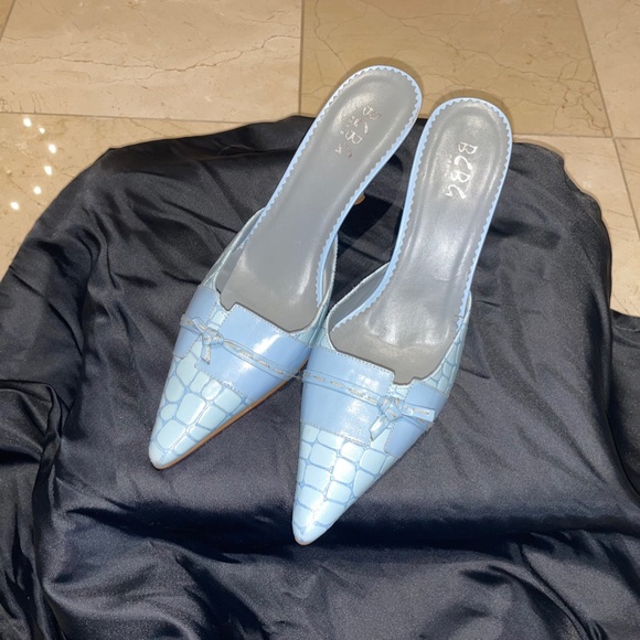 BCBG Snakeskin Light Blue Low Heel - Picture 2 of 5
